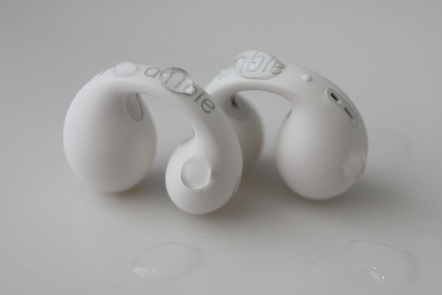 ambie サウンドイヤカフ AMTW01を実機レビュー！耳を塞がず、いつでも快適に音楽を楽しめるワイヤレスイヤホン Rentio