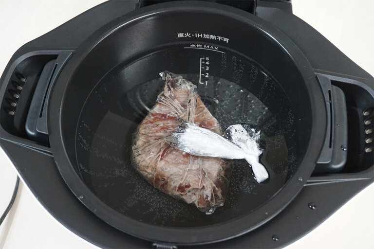 【調理師監修】ホットクックで作るローストビーフ｜失敗なし！材料2つの簡単レシピを紹介 Rentio PRESS[レンティオプレス]